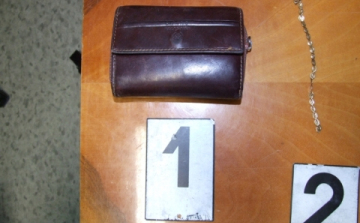 Felvette és eltette 