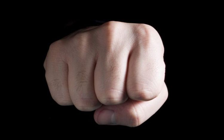 Megütötte és fenyegette a nőt