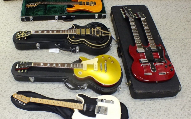 Gitárokat loptak