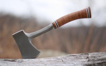 Fejszével követelte járandóságát