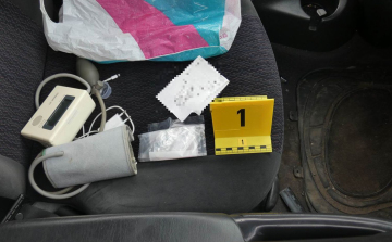 Vérnyomásmérő készülék dobozába rejtette a kábítószert