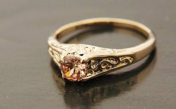 Gyűrűt és telefont lopott