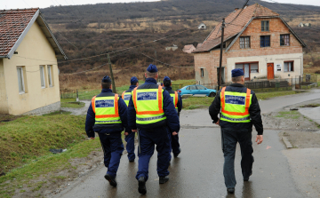 Lakatlan ingatlanba tört be