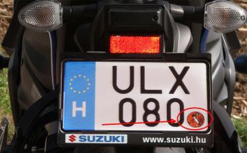 Eltűnnek a plakettek a rendszámokról