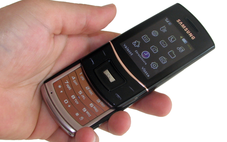 Mobiltelefont lopott, bíróság elé áll