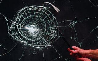 Üvegeket törtek a garázdák