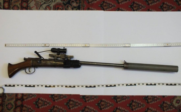 Lőfegyver a padláson