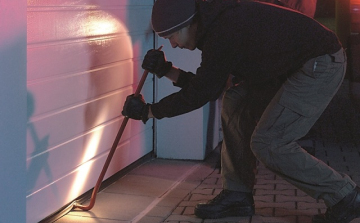 Garázsajtót feszegetett, de hiába