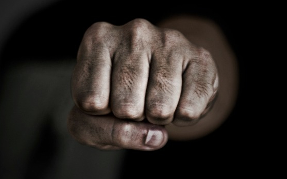 Az utcán bántalmazta ismerősét