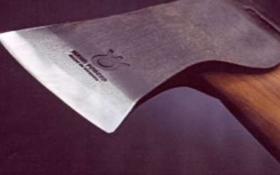 Kővel az ablakra, baltával a járműre