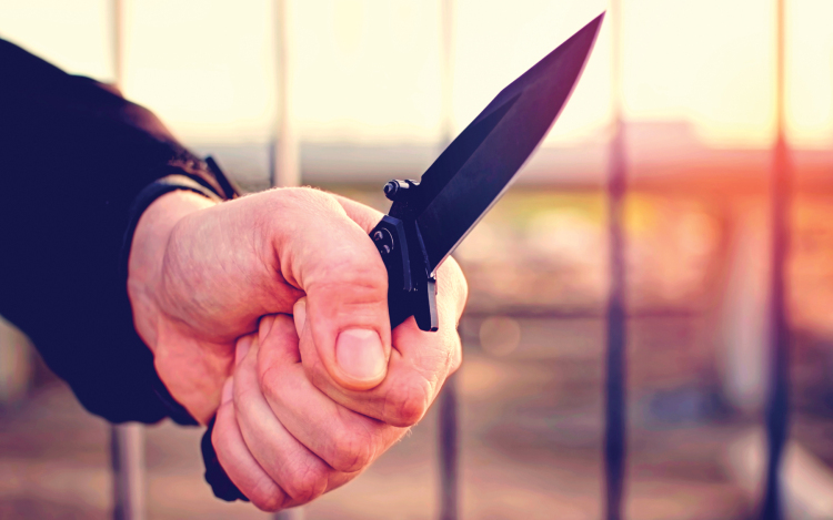 Késsel szúrta meg ismerősét