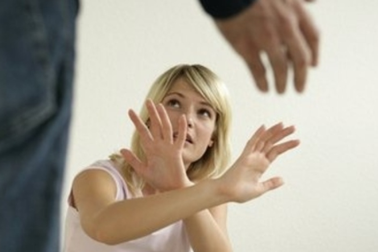 Kirángatta a járműből, majd bántalmazta