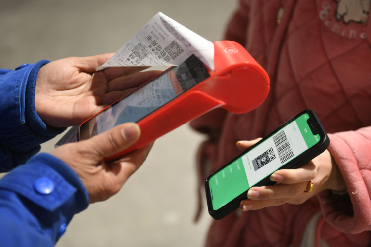 Új fizetés jön a magyar boltokban, holnaptól QR-kóddal is fizethetünk