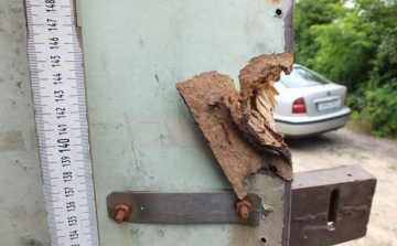 Garázsokba törtek be