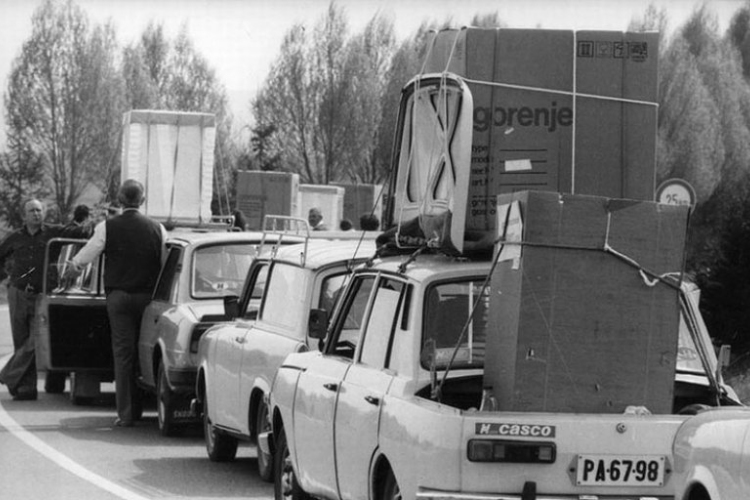 36 éve - a magyar állampolgároknak joguk lett külföldre utazni. Ön hogy élte át ezt?