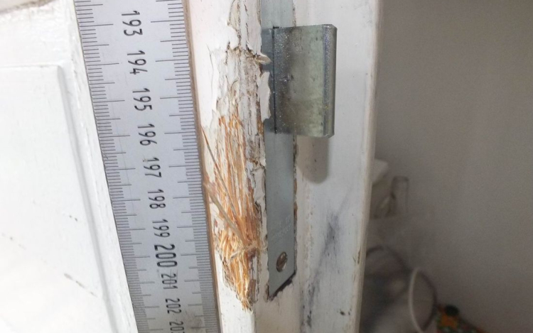 Gyárból és családi házból lopott