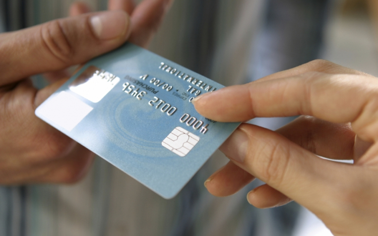 Talált bankkártyával fizettek