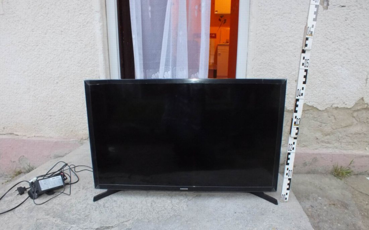 Televíziót és vasalót lopott