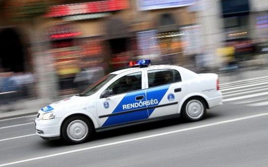 Hangoskodott, asztalt és széket rugdosott