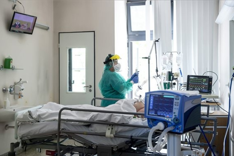 Meghalt két koronavírusos beteg, hárommal nőtt a fertőzöttek száma Magyarországon