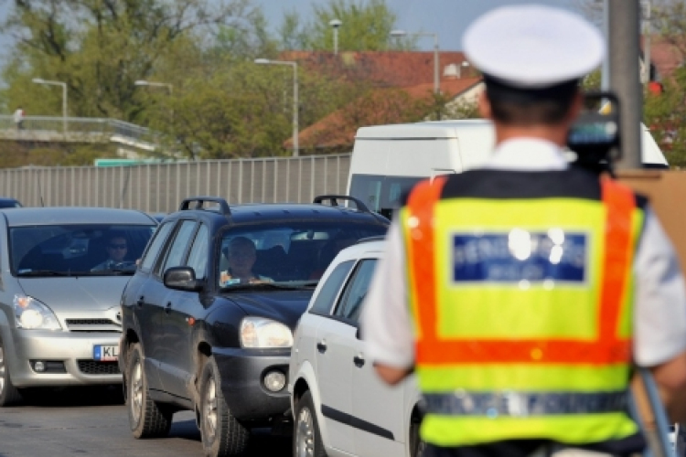 Felborult teherautó miatt teljes útzár az M0-áson