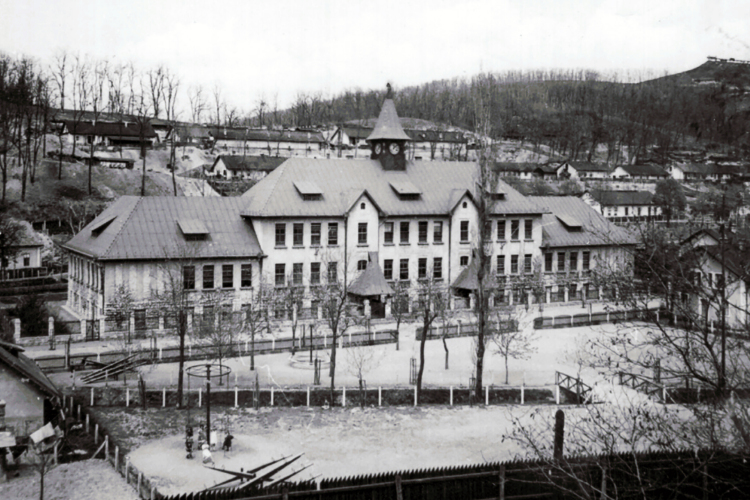 Acélgyári elemi iskola.