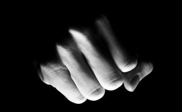 Testi sértés miatt felelhet