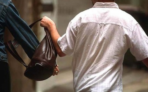 Válltáskát lopott- vádemelés