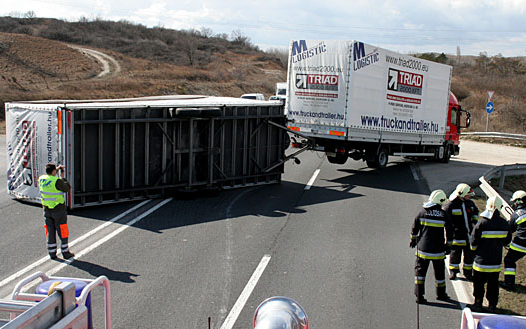 Felborult a pótkocsi