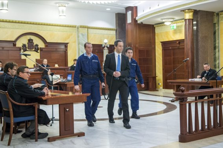 Kilenc évre ítélték a volt barátnőjét lúggal leöntő orvost 
