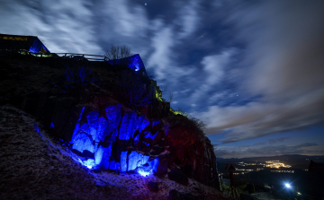 Kék színbe borult a salgói vár és a városháza