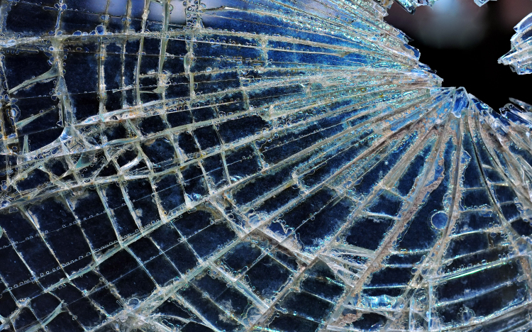 Betörte a kocsma ablakát