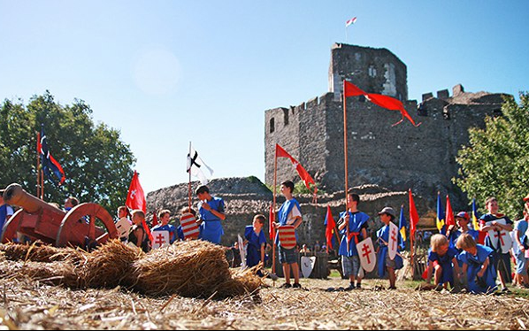 Mesés várjátékra várják a gyerekeket szombaton Hollókőn