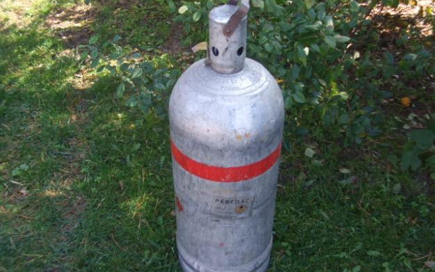 Vállán vitte a lopott palackot