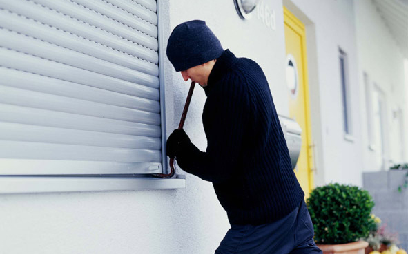 Két ingatlanba tört be