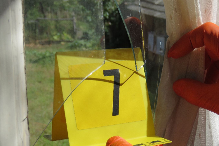 A gyanú szerint több családi házba tört be