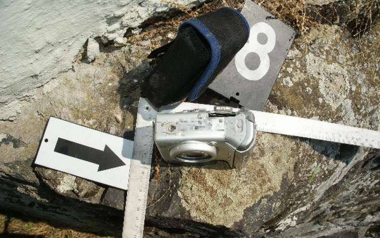 Készpénzt, fényképezőgépet, mobiltelefont lopott