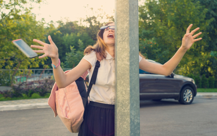 Egyre több a telefonnal kapcsolatos baleset - Leginkább a Y generáció,