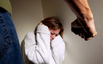 Feleségét bántalmazta