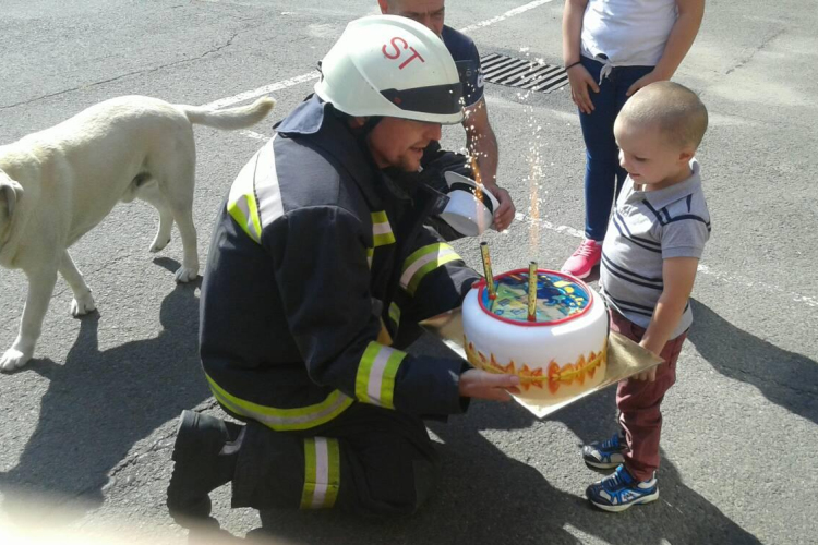 Tűzoltókkal ünnepelt Patrik