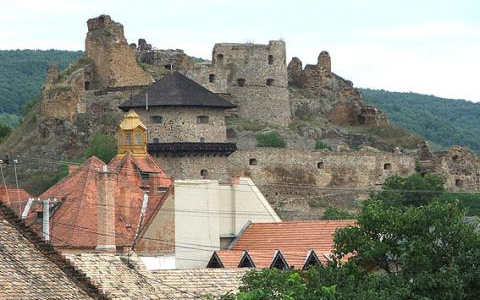 Régmúlt idők polgári és népi viseletei a füleki várban