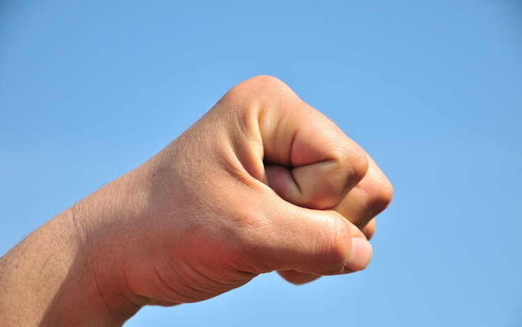 Szó nélkül ütött