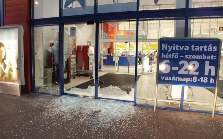 Áruház bejárati ajtajának üvegét törte be egy férfi