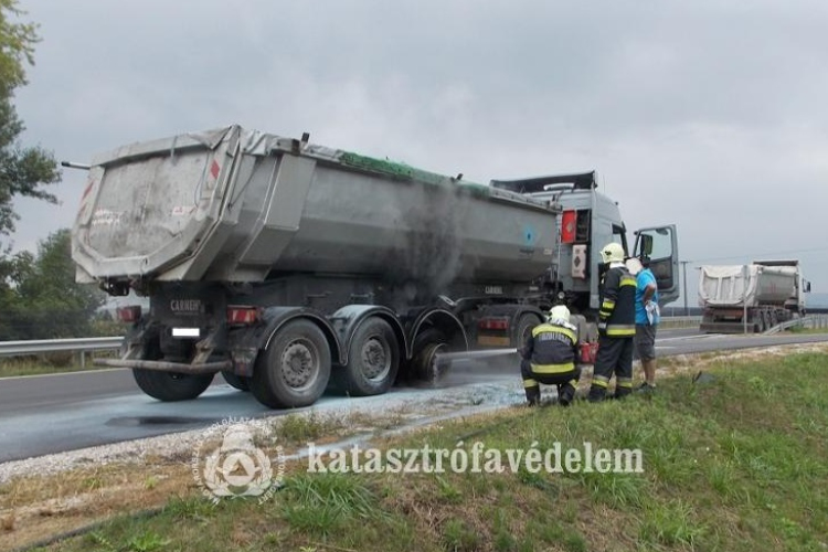 Menet közben gyulladt ki egy kamion a 21-esen