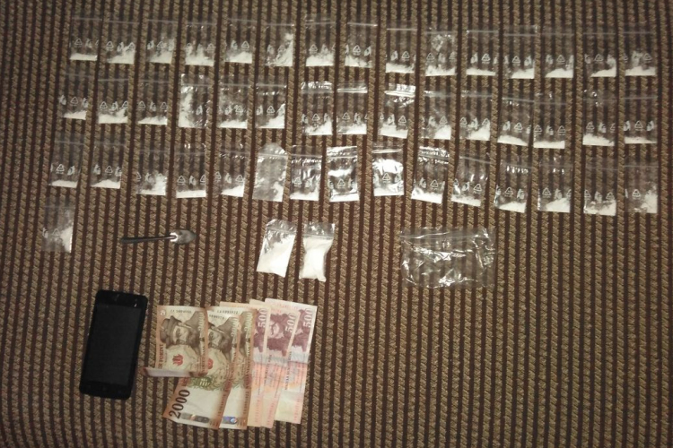 Kábítószer-kereskedelem miatt őrizetben