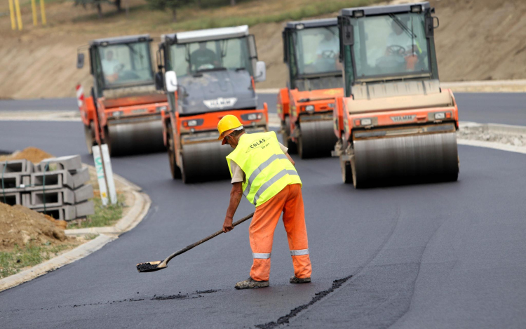 Újabb négysávos szakaszok épülnek a 21-es főúton Nógrád és Heves megyében