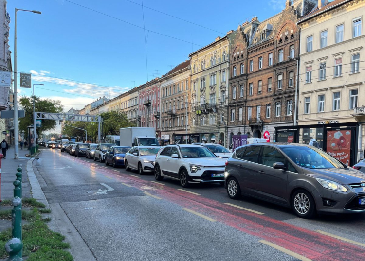 Miért van ennyi autó az utakon? Miközben megy a száguldozás a rollereken...