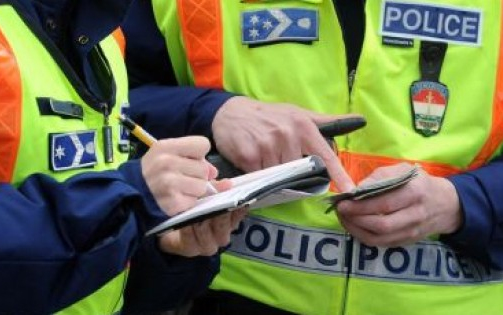 Hamis rendszámmal, jogosítvány nélkül