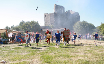 Szent István napi várjáték Hollókőn