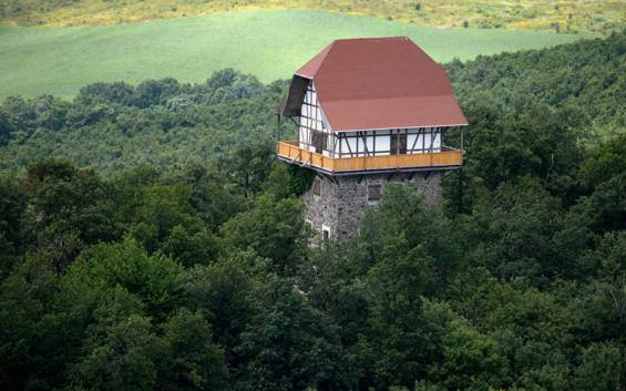 A bujáki Sasbérc-kilátó madártávlatból